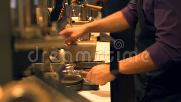 咖啡师将磨碎的咖啡按压到咖啡壶通过捣碎使咖啡4k视频的预览图