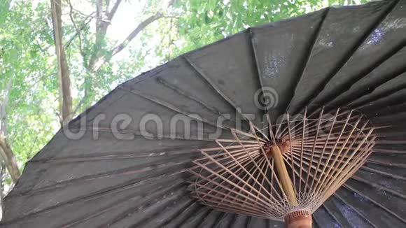 在花园里用风化的户外雨伞视频的预览图