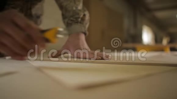 一个人切割单板以进一步的家具组装特写加工视频的预览图