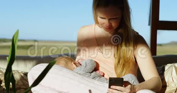 母亲用4k手机喂宝宝母乳视频的预览图