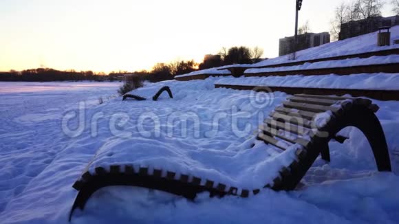 雪覆盖的躺椅冬季莫斯科城市景观日落全景斯特罗基诺地区漫滩视频的预览图