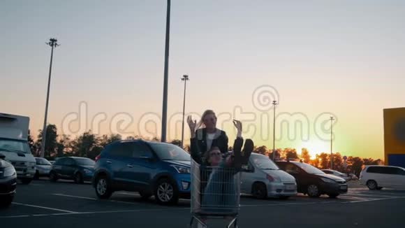 慢动作两位年轻的千禧一代女孩正在超市里玩着购物车和火花车视频的预览图