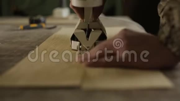 锯木厂工人切割和缝制木单板特写行间工业视频的预览图