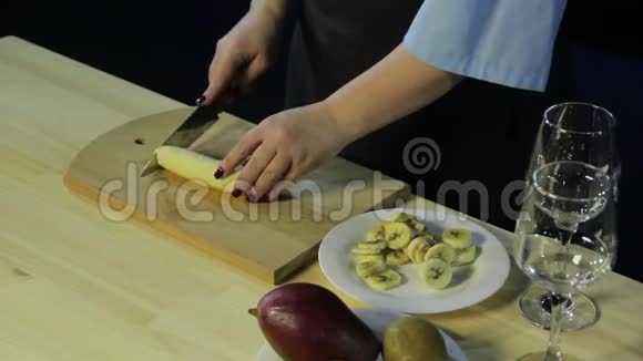 女人把剥了皮的香蕉切成木板视频的预览图