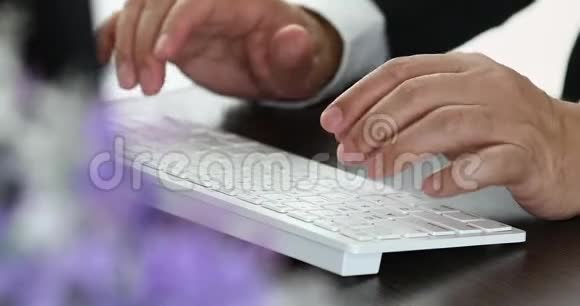 模糊的前景场景商人在键盘上打字为他的工作在他的办公室视频的预览图