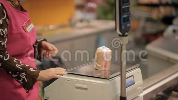 卖家在超市称香肠视频的预览图