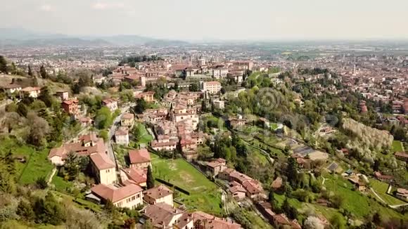 贝加莫意大利4克德隆的鸟瞰老城和环绕城市的山丘视频的预览图