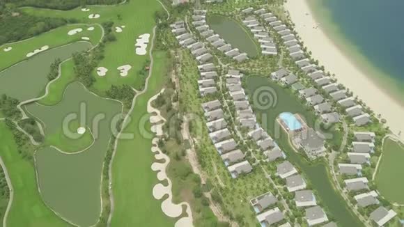 豪华别墅和度假酒店的热带岛屿和蓝海景观从飞行无人机空中景观视频的预览图