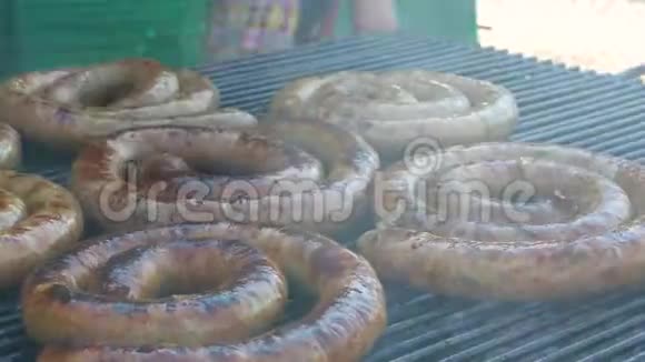 在室外木炭烤架上有选择地集中和关闭泰国北部香肠SaiOua视频的预览图
