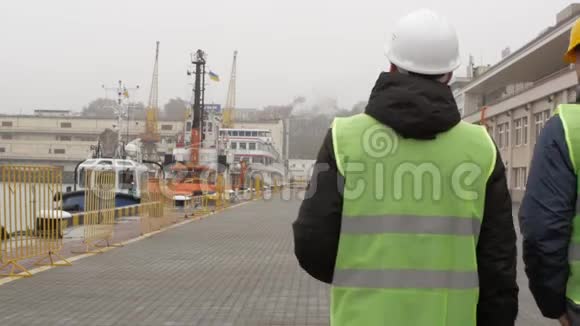 戴头盔的港口工人去港口谈话视频的预览图