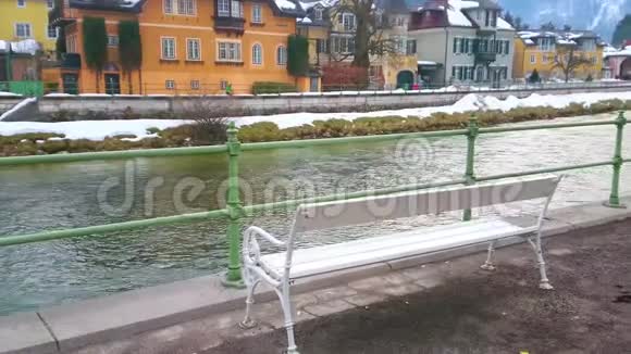 奥地利SalzkammergutBadIschlTraun河畔的老式长凳视频的预览图