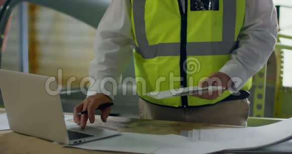 男工程师使用笔记本电脑同时看剪贴板4k视频的预览图