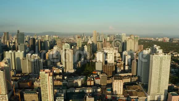 马卡蒂城景马尼拉商业中心从上面看早上的亚洲大都市俯瞰视频的预览图