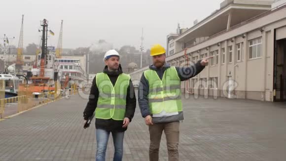 戴头盔的港口工人去港口谈话视频的预览图