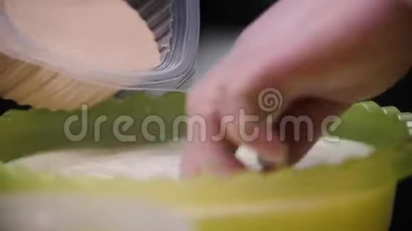 厨师把红糖倒在面团里库存录像厨师的特写倒入和捏手液体混合物面团烘焙视频的预览图