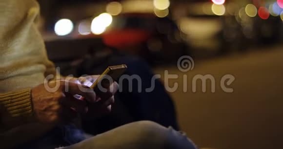 4k夜间在城里使用手机的老人视频的预览图