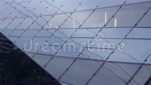 对现代玻璃建筑进行抽象的反思使之更加丰富多彩几何形状建筑背景视频的预览图