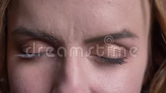 白种人成年女性面部特写照片绿色眼睛直视镜头面部为中性视频的预览图