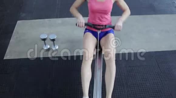 在健身房锻炼身体的女运动员这个女孩从事健身活动视频的预览图