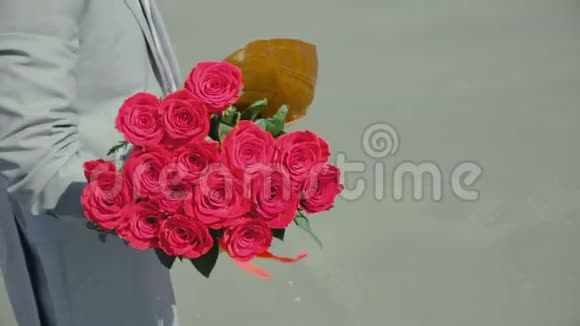 2月14日男人穿着玫瑰花束浪漫或初次约会求婚视频的预览图