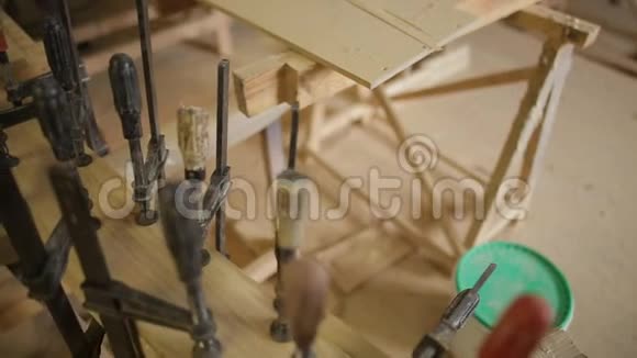 木制产品制造车间工件固定工具夹具设备慢运动视频的预览图