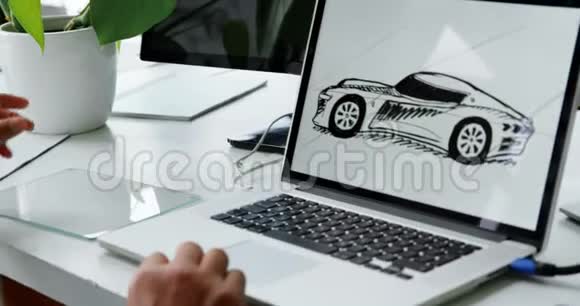 汽车设计师用笔记本电脑和看不见的新技术4k视频的预览图