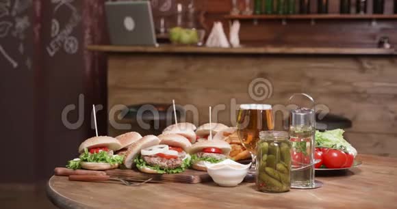 一张木桌在酒吧前的木板上放着汉堡视频的预览图