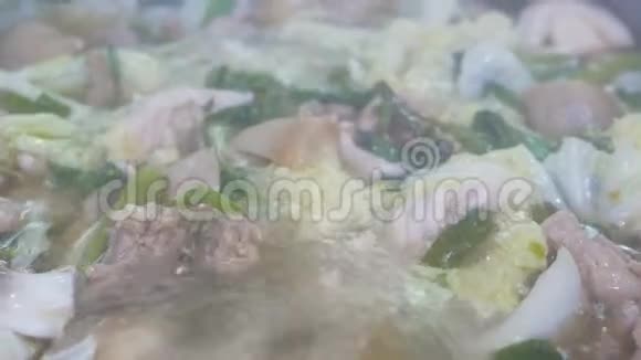 在泰国著名的聚会大餐中用一堆蔬菜和肉煮火锅视频的预览图