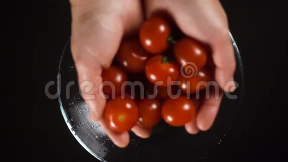 在玻璃碗里落下的樱桃番茄慢动作视频的预览图