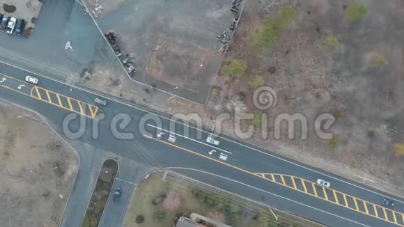 从无人驾驶飞机上俯瞰住宅的视频视频的预览图