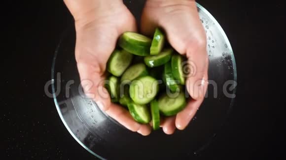 掉下来的黄瓜在玻璃碗里慢动作视频的预览图
