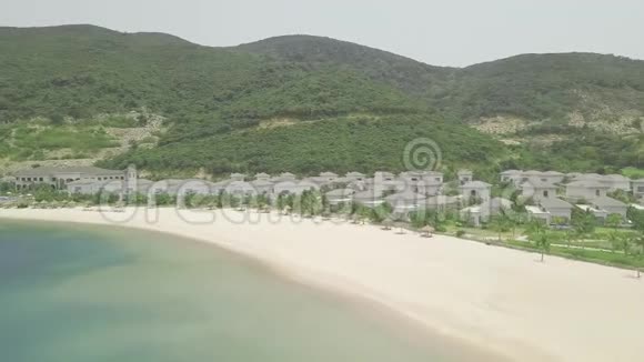 豪华别墅和豪宅有游泳池在海岸上的青山和碧水景观度假酒店视频的预览图