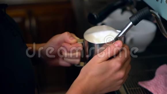 女人在咖啡机里泡牛奶视频的预览图