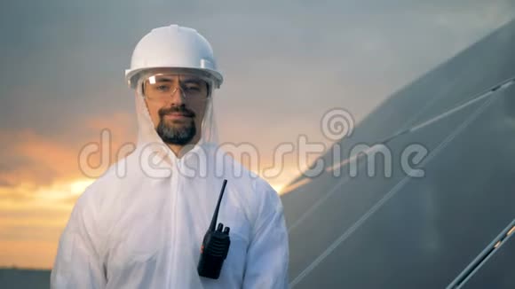 微笑的男性防护用品专家站在太阳能建筑附近视频的预览图
