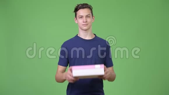 小帅哥送礼物盒视频的预览图