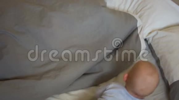 母亲节妈妈和宝宝早上在床上玩捉迷藏母亲头上盖着一条毯子视频的预览图