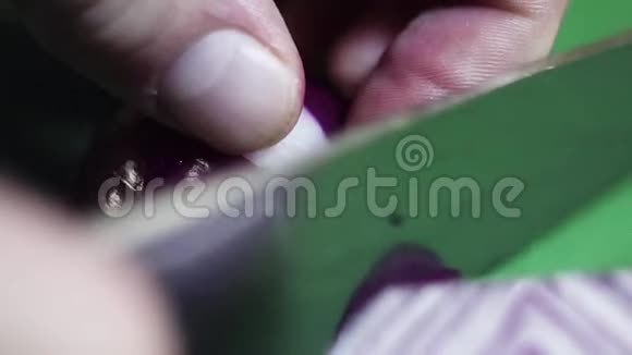 红洋葱用锋利的刀切成环在绿色的餐桌上视频的预览图
