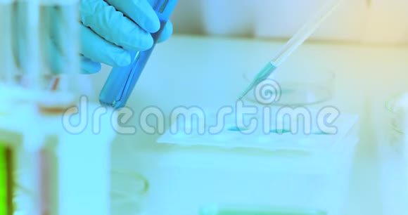 科学家把蓝色液体滴在纸上进行实验在实验室里视频的预览图