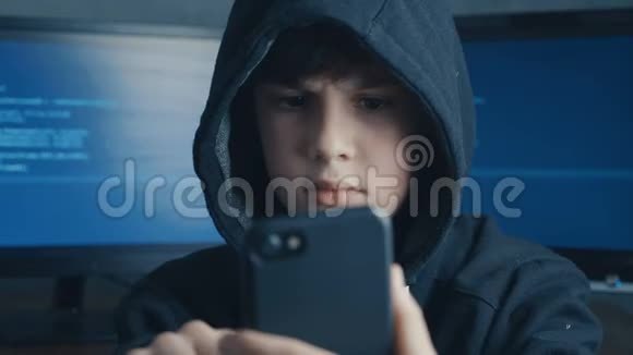 年轻的戴着头巾的男孩在数据中心使用智能手机设备天才少年惊奇黑客系统在网络空间的肖像视频的预览图