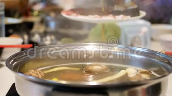 用锅中的一堆蔬菜和肉煮火锅视频的预览图