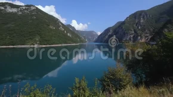 美丽的黑山山脉湖泊或河流干净的水视频的预览图