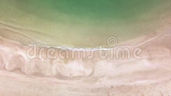 空中无人机拍摄的宁静的海浪和海滩海景4K视频的预览图