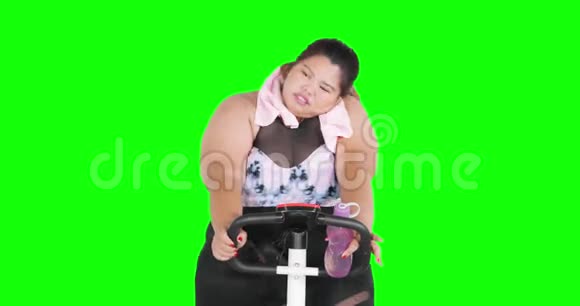 肥胖妇女在喝酒时做有氧运动视频的预览图