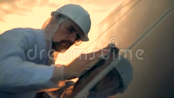 关闭太阳能电池反射表面由男性工人清洗视频的预览图