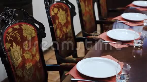 豪华家具柔软的椅子带有红色织物的室内装潢大型抛光餐桌餐具在一个著名的视频的预览图