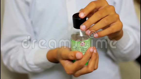 冠状病毒洗手液消毒凝胶用于清洁手卫生电晕病毒传播预防儿童酗酒视频的预览图