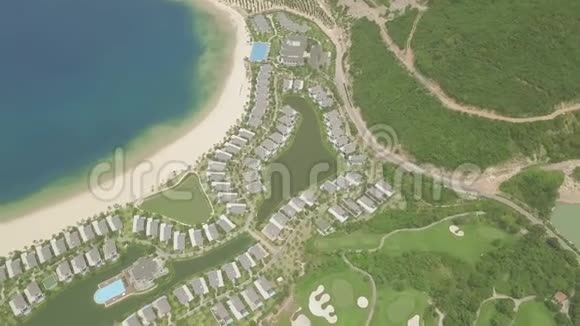 现代村舍豪华豪宅在热带岛屿在蓝海空中观景建筑豪华村视频的预览图