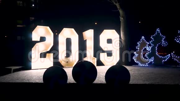 2019新年庆典大数字标志灯视频的预览图