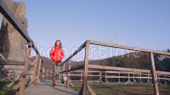 女游客在国家公园的小径上散步视频的预览图