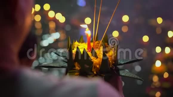 慢镜头一个人手里拿着一支燃烧的蜡烛手里拿着一支克拉通庆祝泰国传统节日视频的预览图